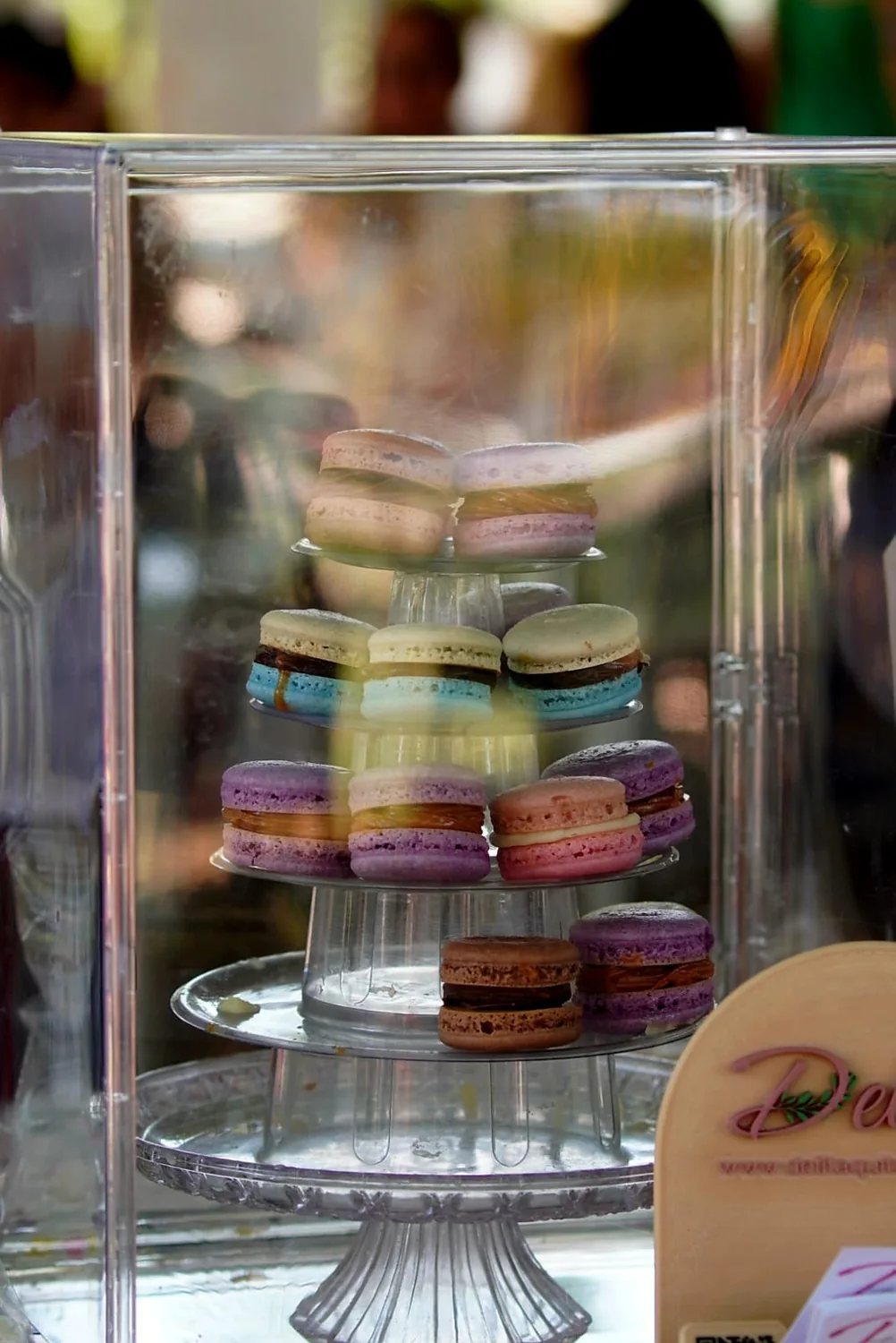Torre de macarons Delita exposta em uma feira