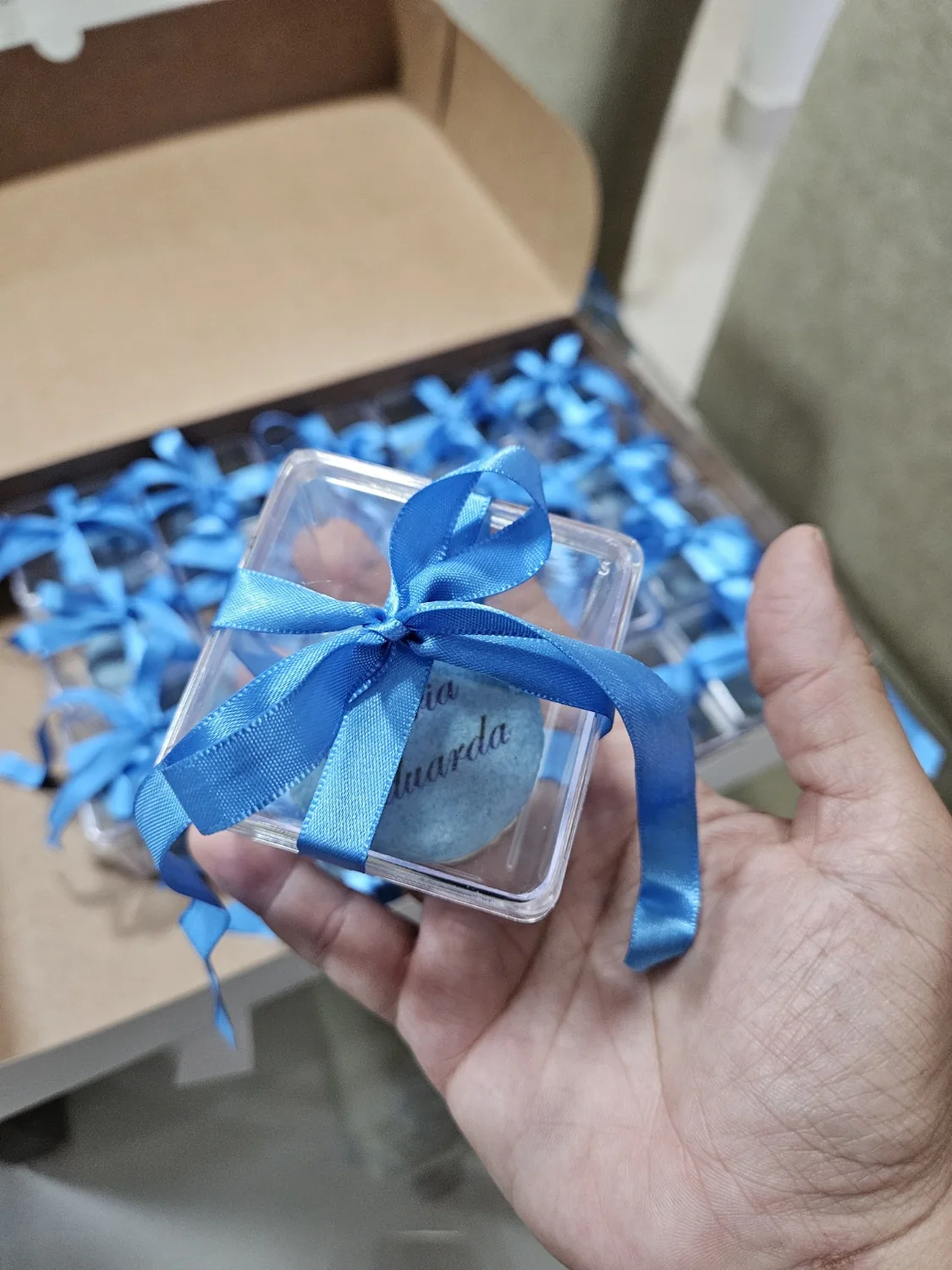 Macaron Delita em caixa transparente com laço azul para lembrancinha