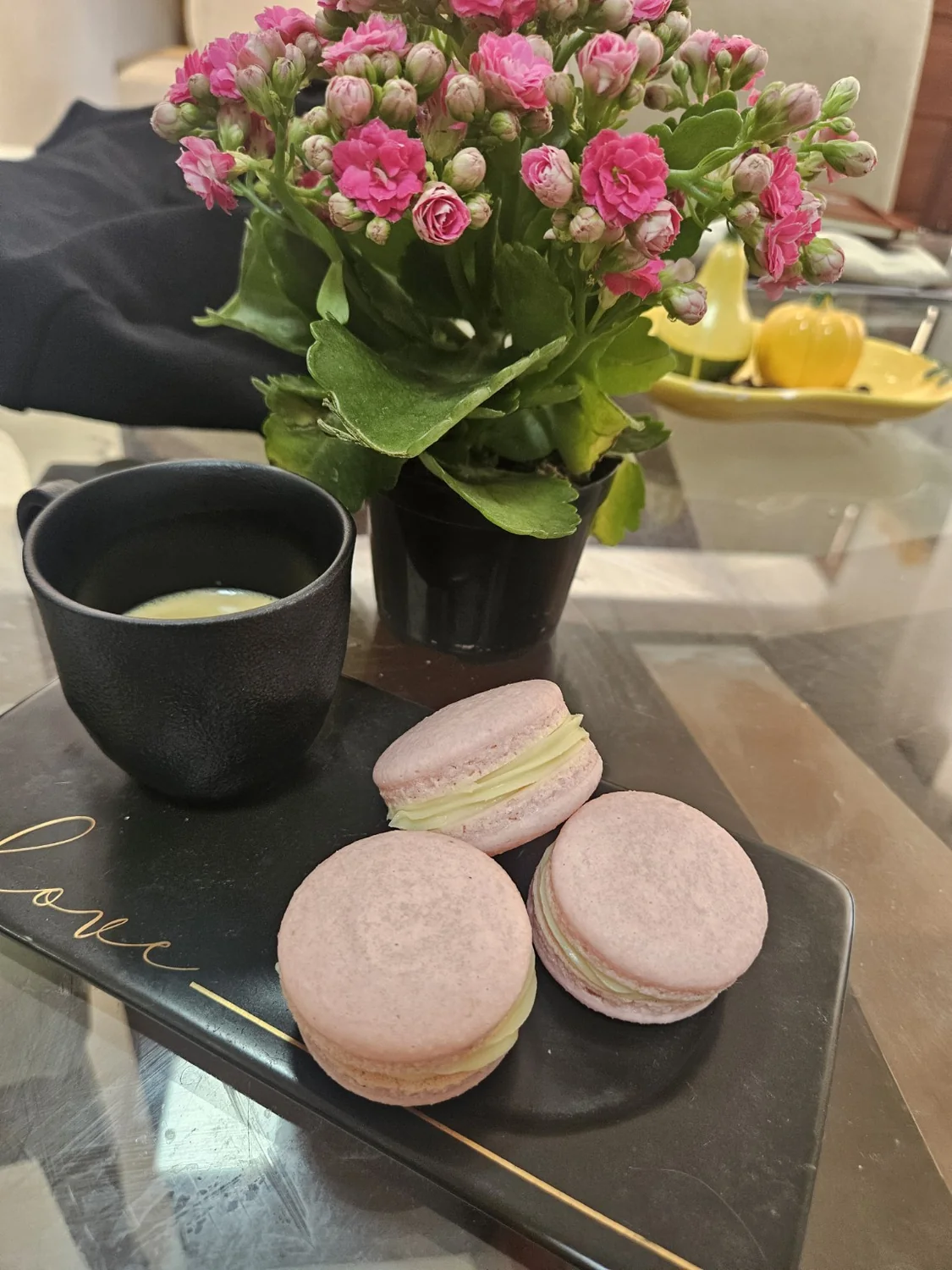 Macarons rosados Delita servidos com café