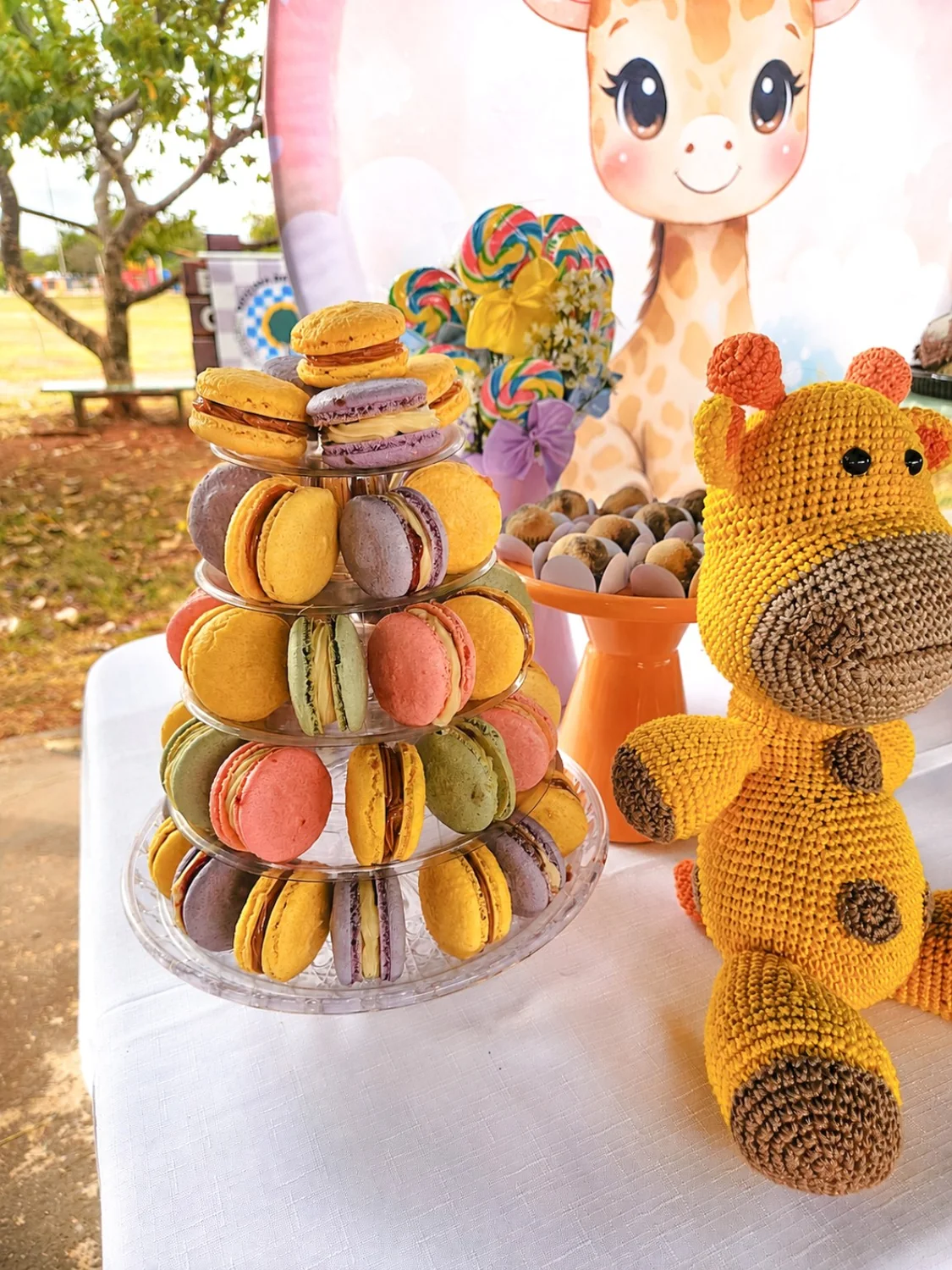 Torre de macarons Delita em uma mesa de festa